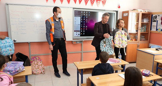 Yangından etkilenen öğrencilere kırtasiye ve çanta desteği