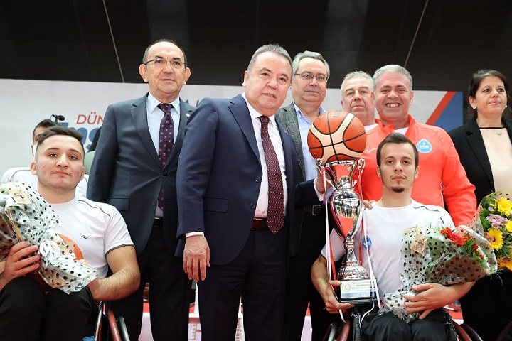 Başkan Böcek engelli bireylerle bir araya geldi
