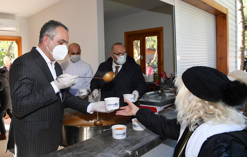 Başkan Esen, vatandaşlara kuru fasulye ikram etti
