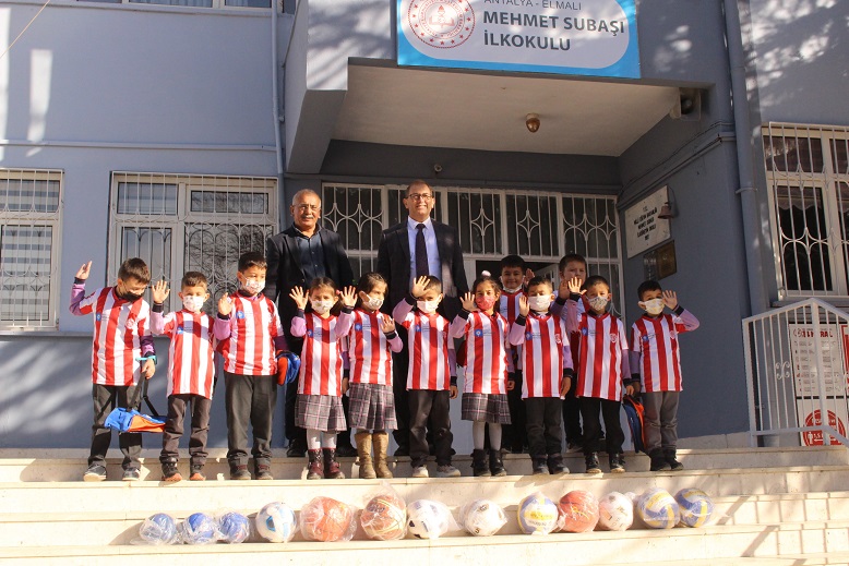 Elmalı’da 130 öğrenciye Antalyaspor forması hediye edildi