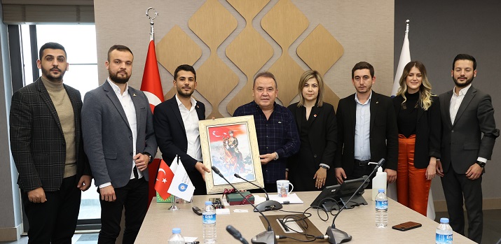 Alanyalı gençlerden Başkan Muhittin Böcek’e ziyaret
