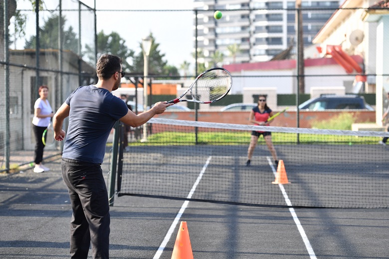 Konyaaltı Belediyesi’nden ücretsiz tenis kortu
