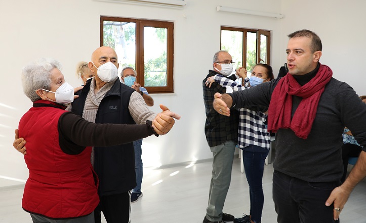 Yaşlı bireyler dans pistine çıktı