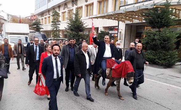 ABP’li Yalçın’dan “Eşekli” Protesto!