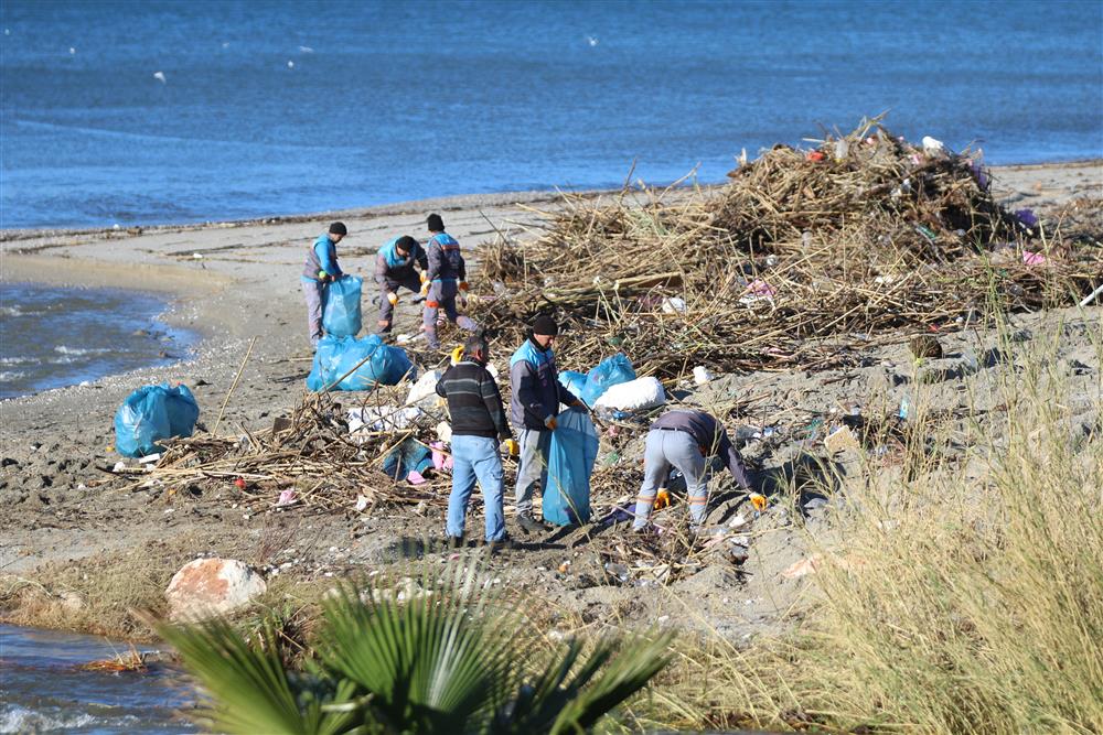 Alanya’da Yağışların Ardından Sahillerde Temizlik yapıldı