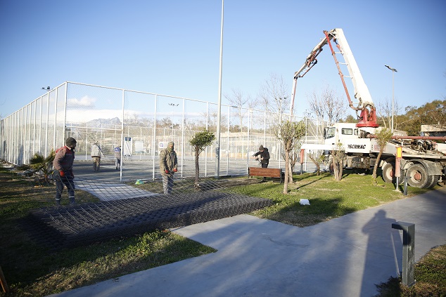 Konyaaltı Beach Park’taki tenis ve basketbol sahaları yenileniyor