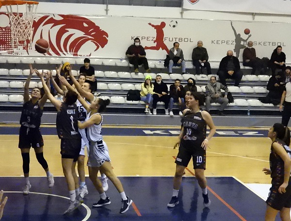 Kepez’in dev kızları evinde galip