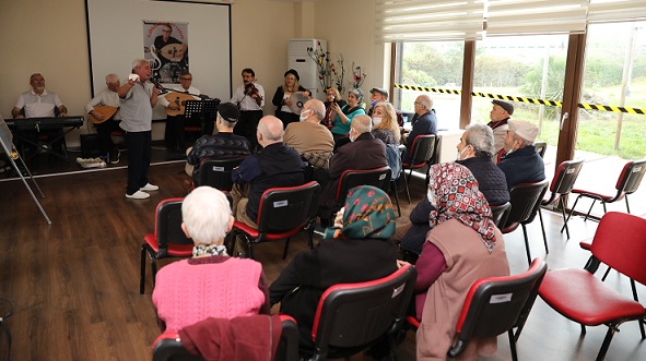 Mavi Ev Alzheimer Merkezin’ de mini konser