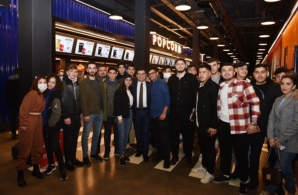 Tütüncü, liseli gençlerle film izledi