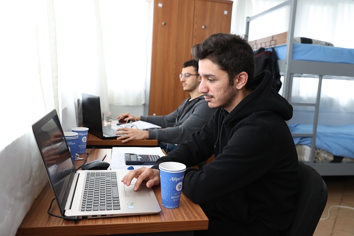 Üniversite öğrencileri sıcak yuvalarına kavuştu