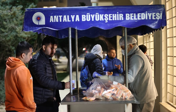 Soğuk kış günlerinde öğrencilerin içini ısıtan çorba