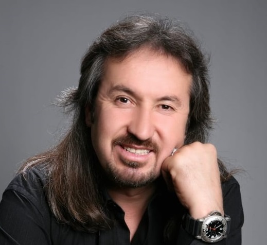 Yolda Kalanda Bir, Yürüyende Bir-Yazar; Cemal Kurtoğlu