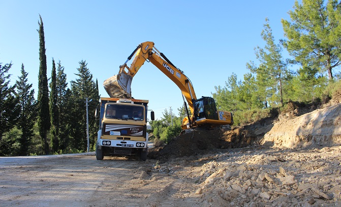 Manavgat’ta Aksaz yolu genişletiliyor