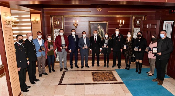 Vali Yazıcı’dan Örnek Sürücülere Plaket