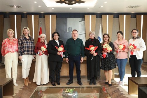 Toprak Ana Kooperatifi’nden Başkan Böcek’e nergis hediyesi