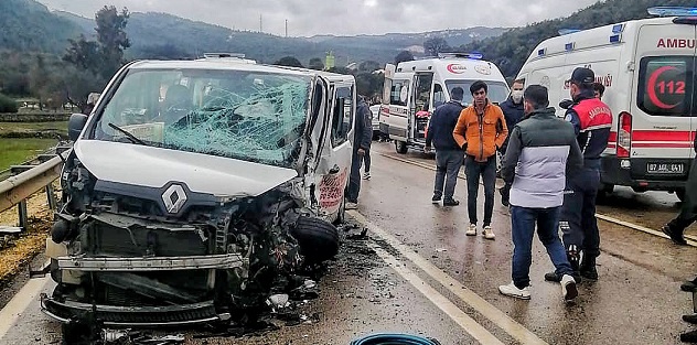 Antalya’da minibüsle otomobilin çarpıştığı kazada 1 kişi öldü, 2 kişi yaralandı