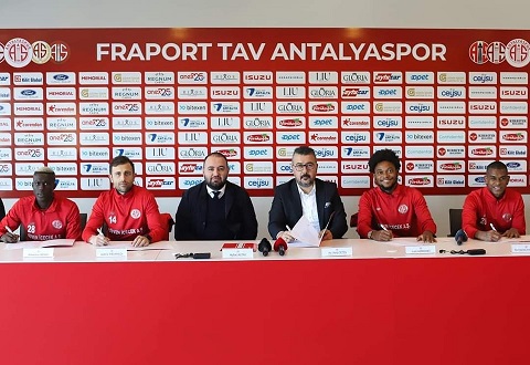 Antalyaspor’da dört yeni futbolcu için imzalar atıldı