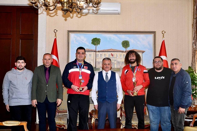 İşitme Engelliler Erkek Voleybol Takımı Vali Yazıcı’yı Ziyaret Etti