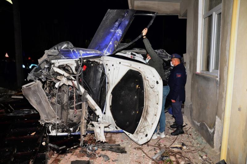 Antalya’da otomobil, römorka ve evin duvarına çarptı 3 kişi yaralandı