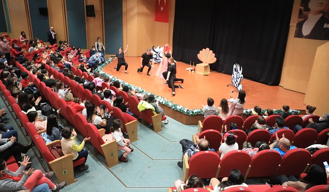 18 bin 650 çocuk tiyatro ile buluştu