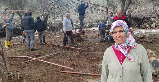 Ağılı çöken vatandaşa çadır desteği