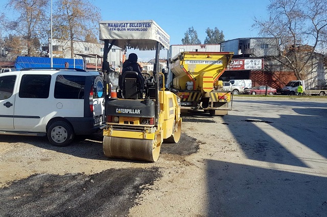 Manavgat’ta Yollara Bakım Ve Onarım