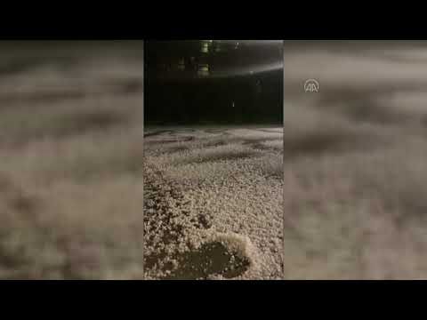 Antalya’da yağan dolu bazı mahalleleri beyaza bürüdü