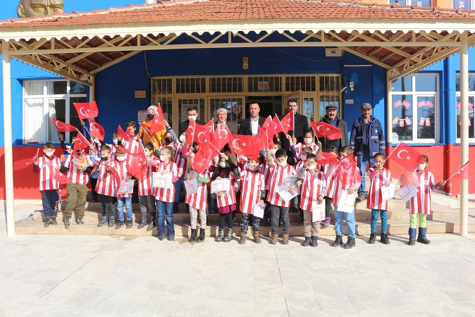 Başkan Böcek İbradılı öğrencilere Antalyaspor forması hediye etti