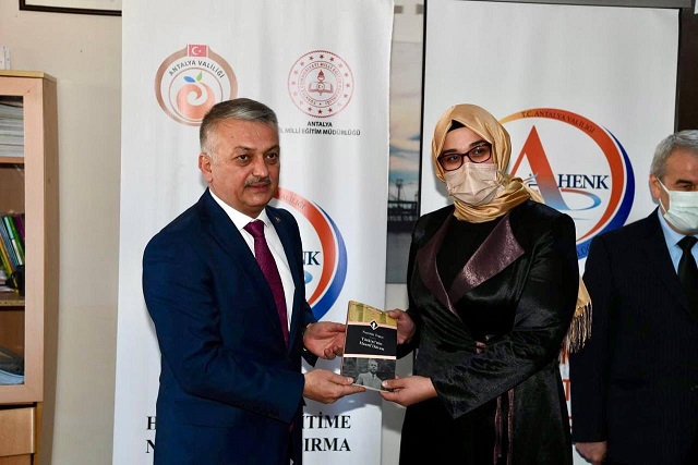 Vali Yazıcı Öğretmenlere Kitap Hediye Etti