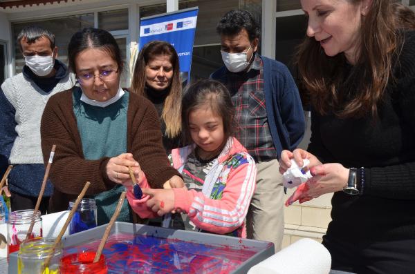 Antalya’da engelli öğrencilere ebru sanatı tanıtıldı