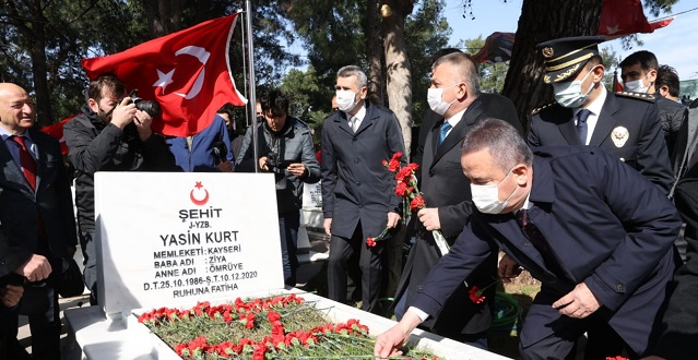 Başkan Böcek kahraman şehitleri andı