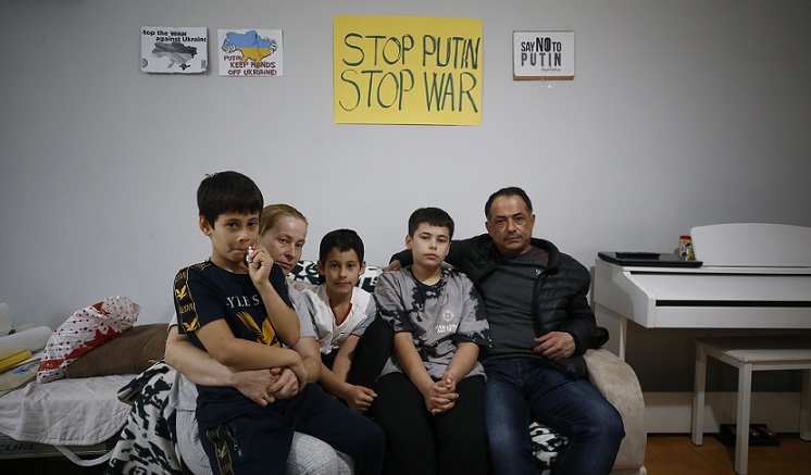 Antalya’daki Ukraynalılar, ülkelerindeki savaşı endişeyle takip ediyor