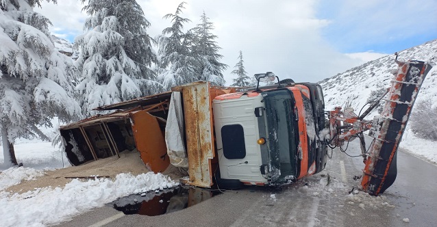 Isparta’da devrilen kar küreme aracındaki 2 kişi yaralandı