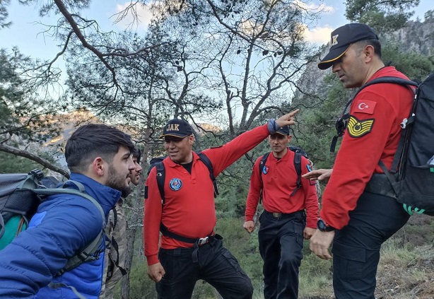 Antalya’da dağlık bölgede mahsur kalan 2 kişi kurtarıldı