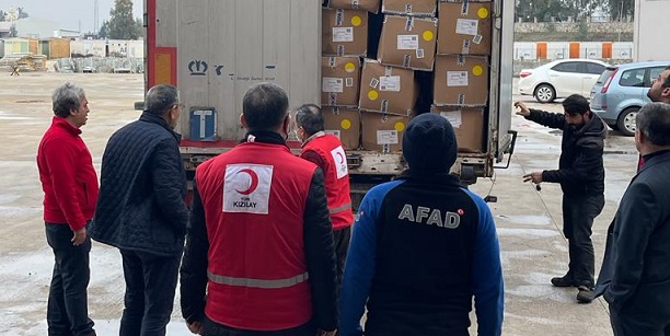 İdlib’deki ihtiyaç sahibi çocuklara giysi ve ayakkabı yardımı