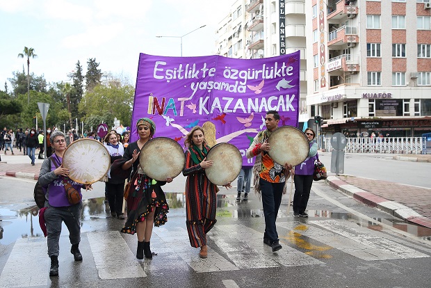 Antalya’da kadınlar şiddete dikkati çekmek için yürüdü