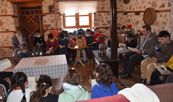 Kaymakam Hülür, öğrencilerle mangala oynadı, kitap okudu