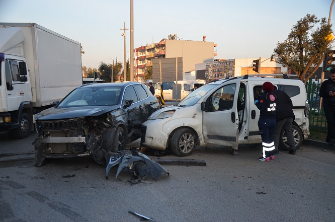 Serik’te 3 aracın çarpıştığı kazada 1 kişi yaralandı