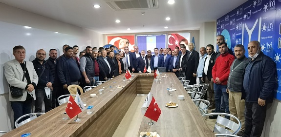 Döşemealtı’nda Cumhur İttifakı’ndan istifa eden 10 kişi İYİ Parti’ye katıldı