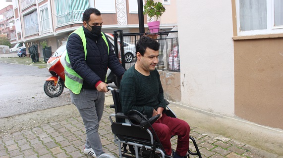 Büyükşehir’den engelli vatandaşa tekerlekli sandalye
