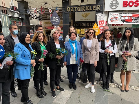 Deva kadınlarından karanfil
