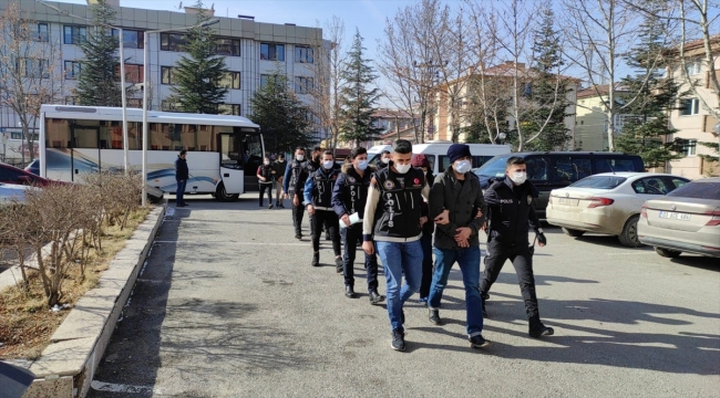 Afyonkarahisar merkezli uyuşturucu operasyonunda yakalanan 8 şüpheli tutuklandı