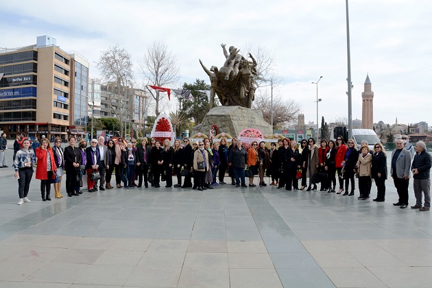 Antalyalı kadınlar haklarını meydanda haykırdı
