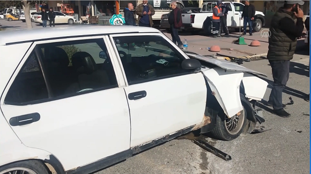Antalya’da iki otomobilin çarpışması sonucu 3 kişi yaralandı