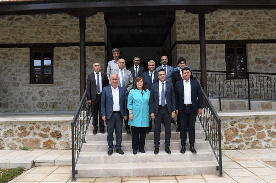 Nazan Şener, Kütüphanede İncelemelerde Bulundu