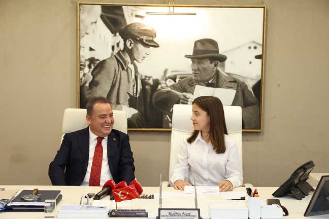 Başkan Böcek koltuğunu Çocuk Başkana devretti