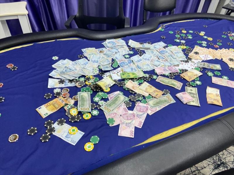 Antalya’da polis, kumar oynanan iş yerine vinçle balkondan girerek baskın yaptı