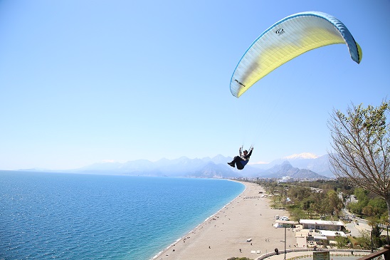 Antalya’da sahillerde güneşli hava yoğunluğu