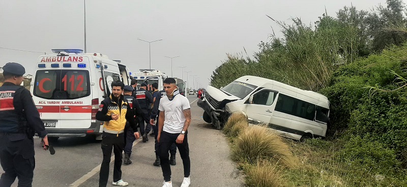 Antalya’da turistleri taşıyan minibüsün devrildiği kazada 12 kişi yaralandı