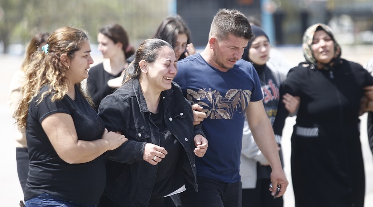 Antalya’da bariyerlere çarpan motosikletin sürücüsü öldü